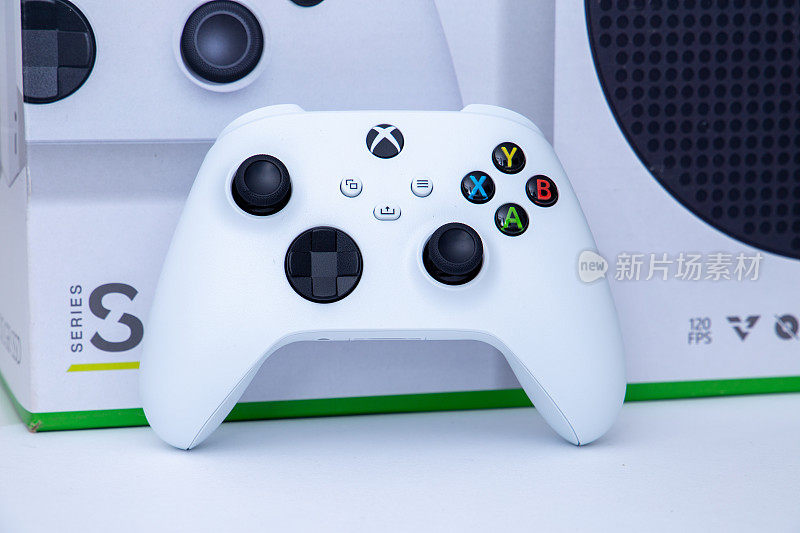 São保罗，巴西- 2022年03月:新的视频游戏主机Xbox Series s的白色控制器，白色背景。